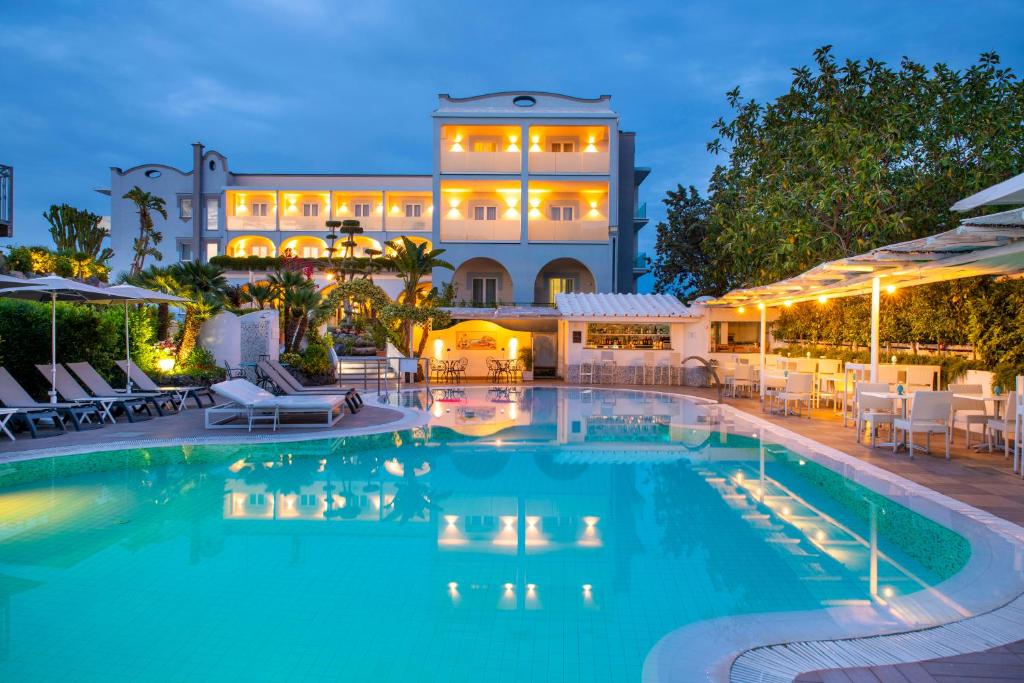 - une piscine en face de l'hôtel la nuit dans l'établissement Hermitage Resort & Thermal Spa, à Ischia