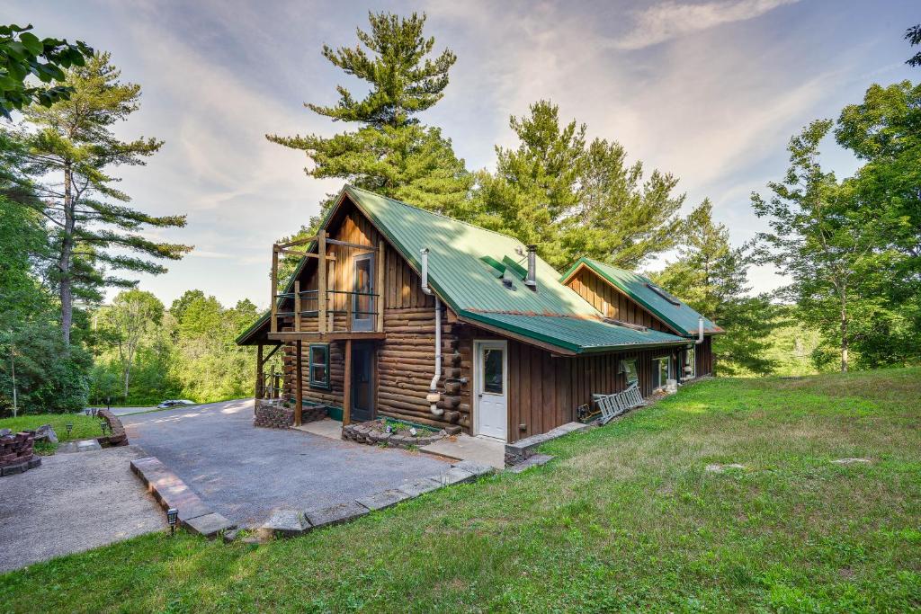 Cabaña de madera con techo verde en Charming Wellesley Island Cabin Near State Parks, 
