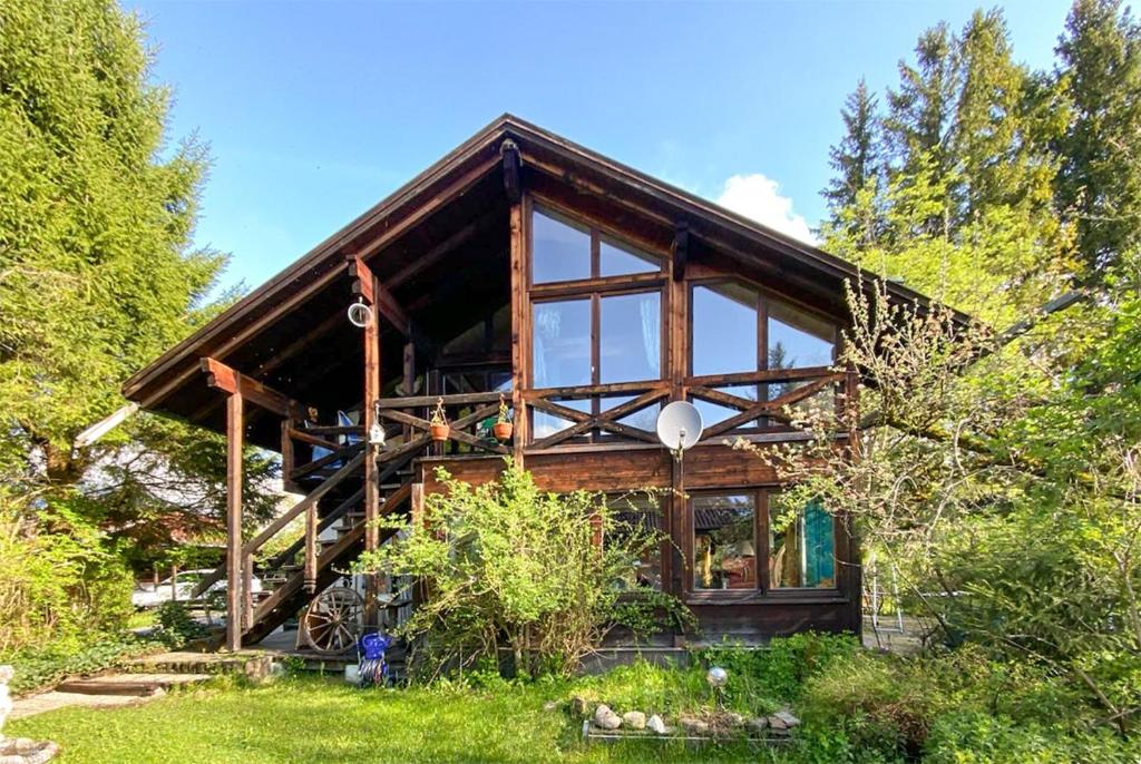 ein großes Holzhaus mitten im Wald in der Unterkunft Ammergauer Ferienidyll in Unterammergau