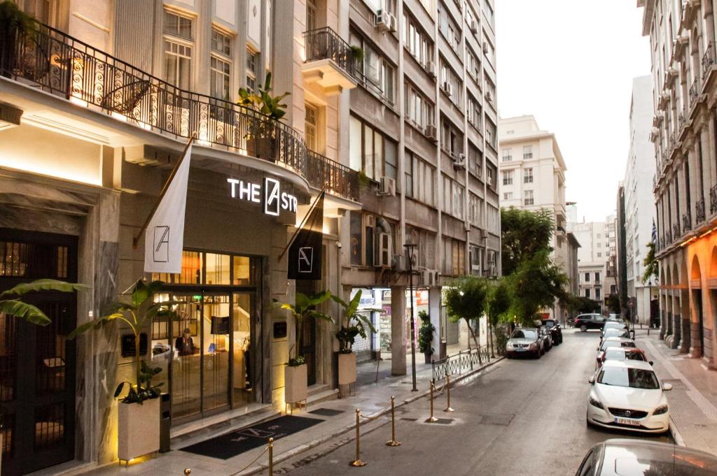 una strada cittadina con auto parcheggiate sulla strada di Athens The L7 Str - Luxury Boutique Collection Hotel ad Atene