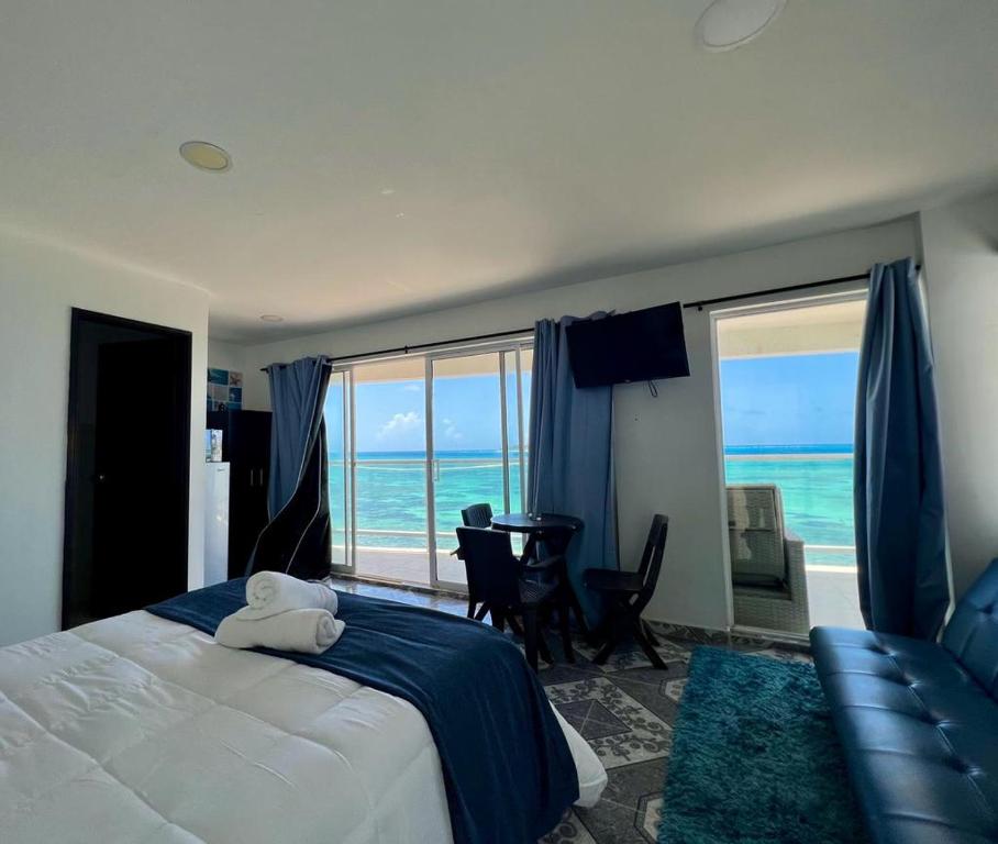 sypialnia z łóżkiem i widokiem na ocean w obiekcie Caribbean Island Hotel w mieście San Andrés