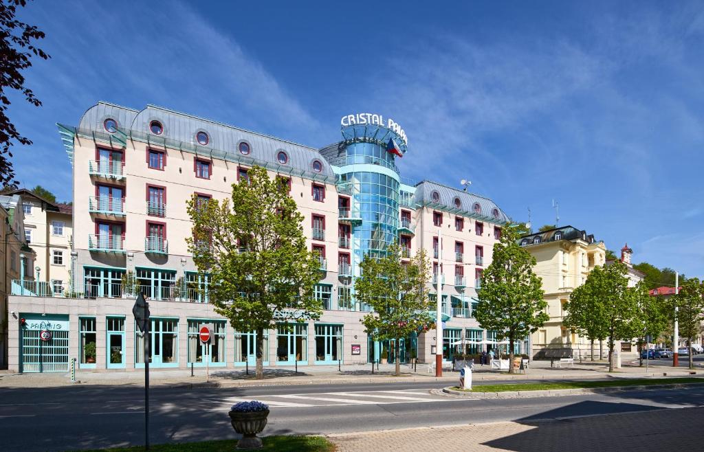 um edifício com uma torre de vidro em cima em OREA Spa Hotel Cristal em Mariánské Lázně