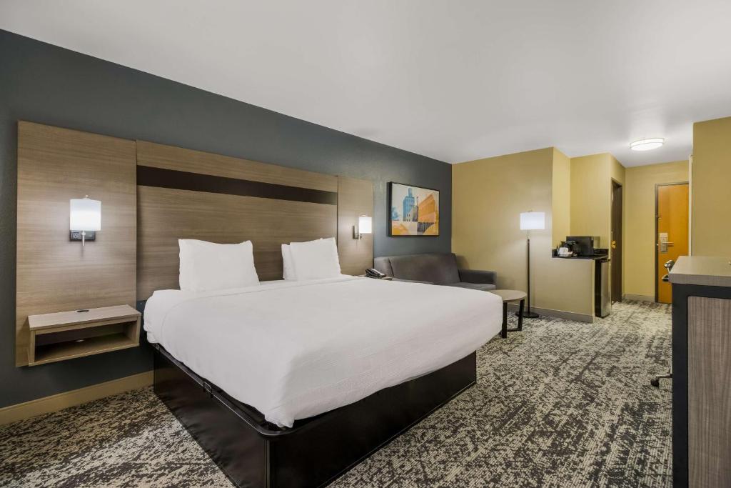 a large white bed in a hotel room at Best Western Temple Inn & Suites in Temple