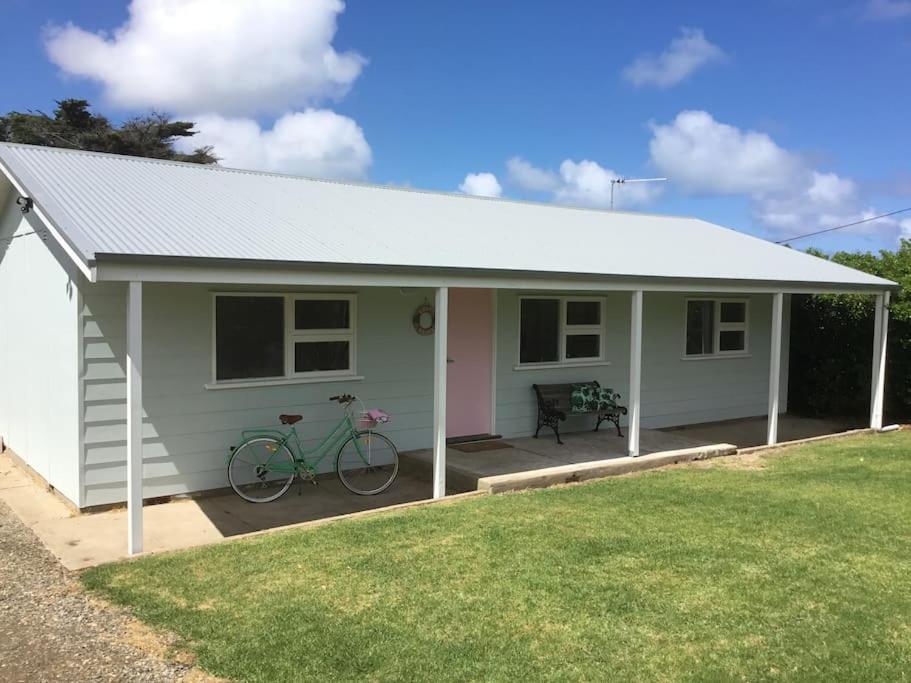 uma casa com duas bicicletas estacionadas em frente em Zinc Beach Shack em Middleton