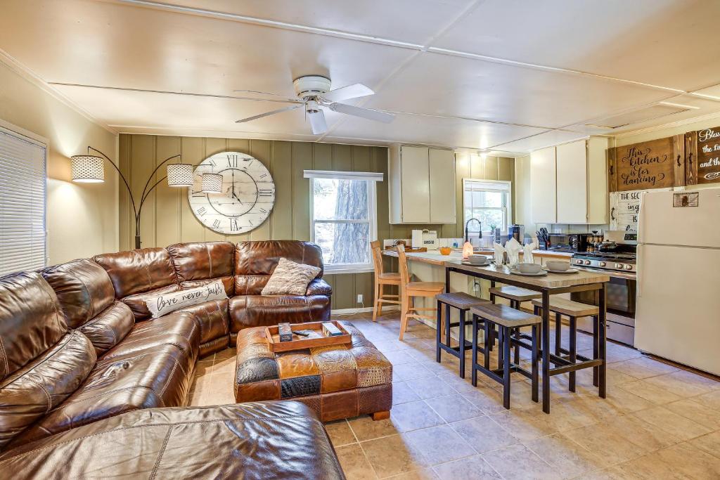 sala de estar con sofá de cuero y cocina en Pet-Friendly Forest Falls Vacation Rental!, en Forest Falls
