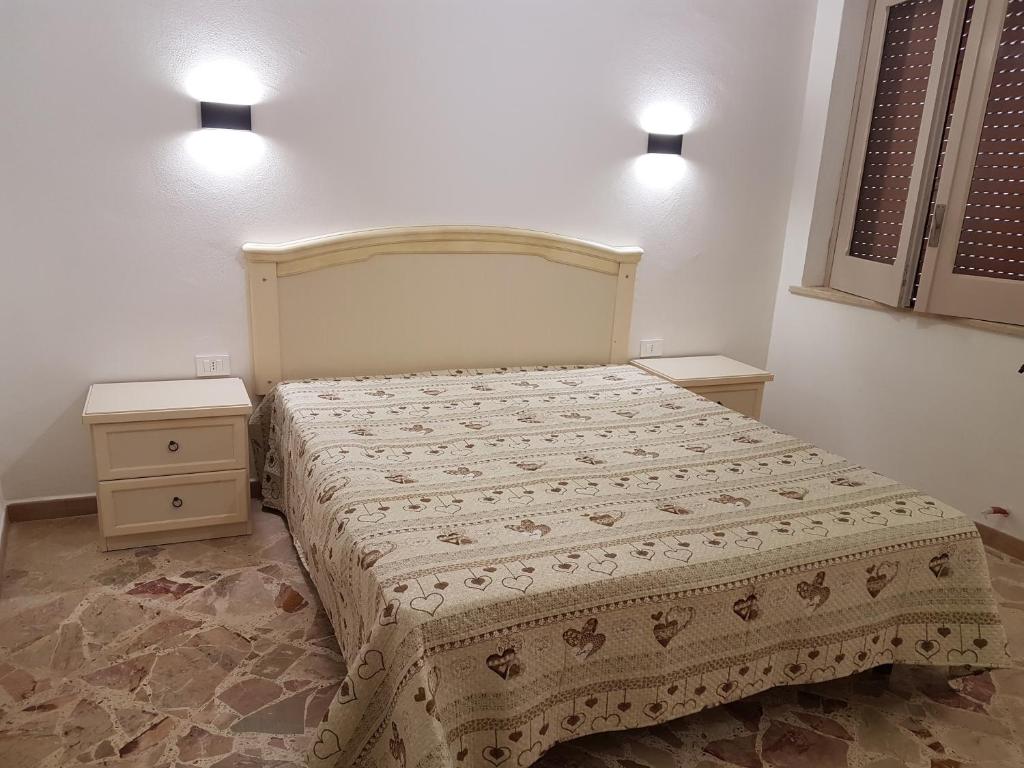 1 dormitorio con 1 cama y 2 mesitas de noche en Casa Storico Centro en Marsala