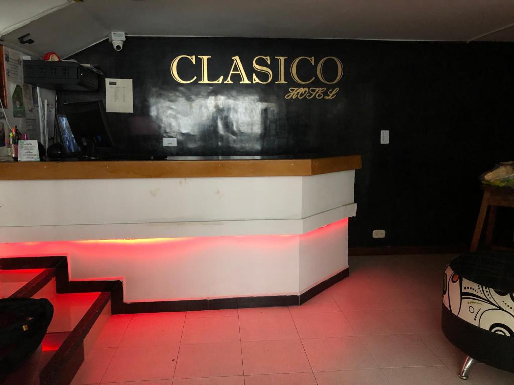 ein Restaurant mit Bar mit Schild an der Wand in der Unterkunft Hotel Clasico in Manizales