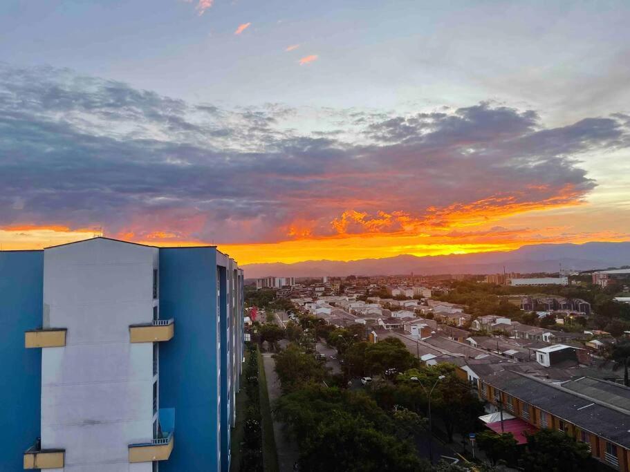 - une vue sur la ville au coucher du soleil depuis un bâtiment dans l'établissement Altavista Apartamento Lindo y Comodo Piso 8 en Pereira, à Pereira
