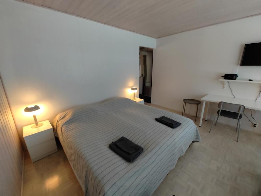 Un dormitorio con una cama con dos objetos negros. en New studio near amenities in Varpaisjärvi en Varpaisjärvi