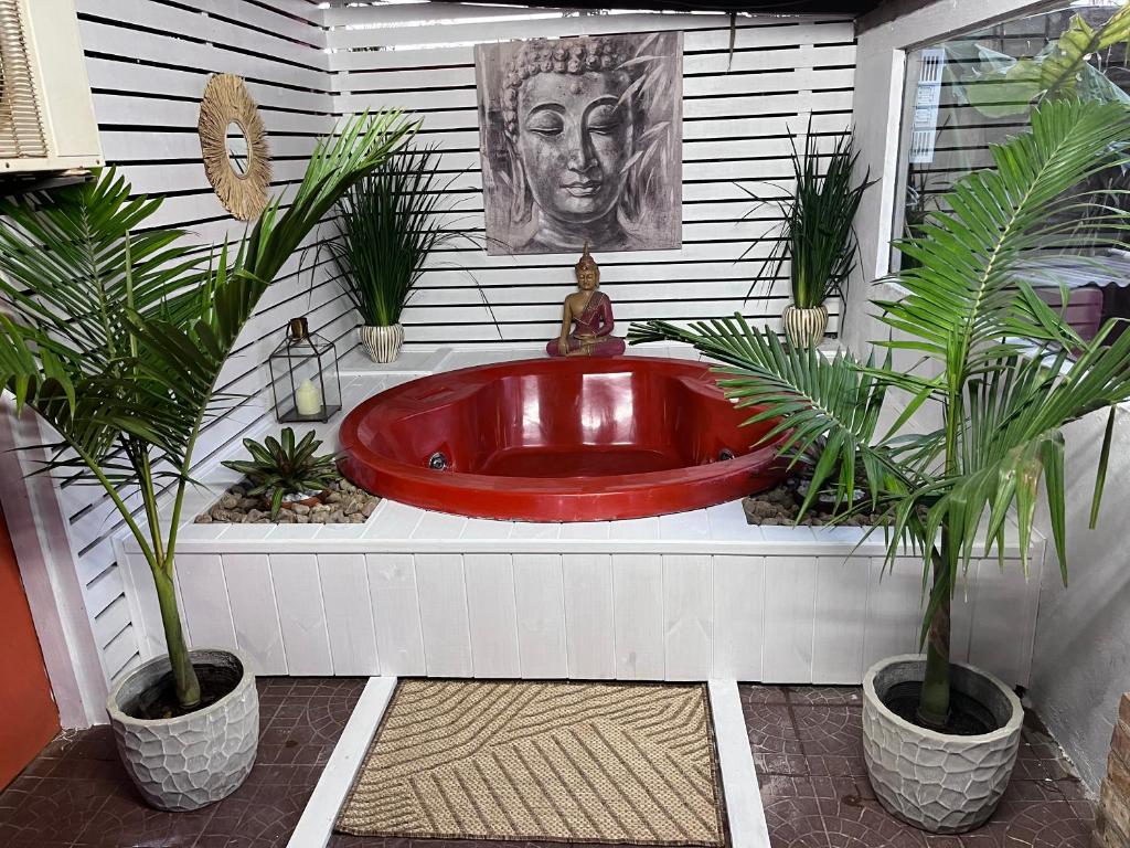a red bath tub in a room with plants at PAZ Y ARMONÍA en chuy 2 in Chuy