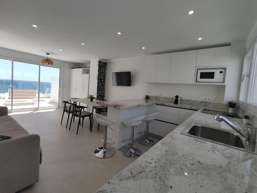 Kuchyňa alebo kuchynka v ubytovaní Front Sea View Penthouse