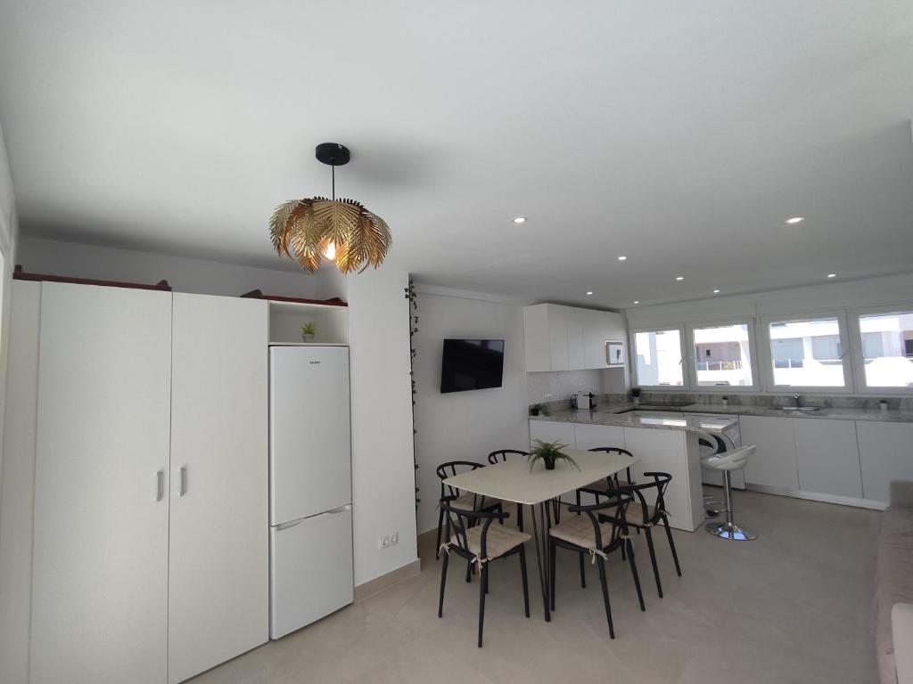 Kuchyňa alebo kuchynka v ubytovaní Front Sea View Penthouse