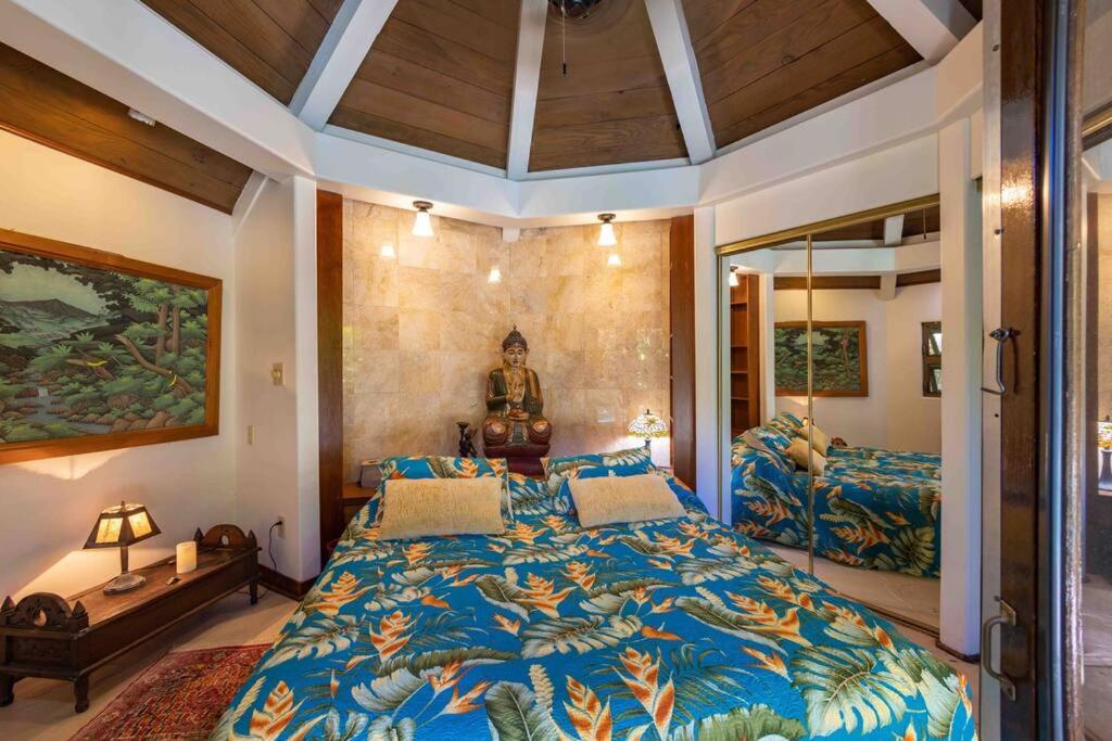Postel nebo postele na pokoji v ubytování Cliff House with Ocean Views in Haiku, Maui jungle
