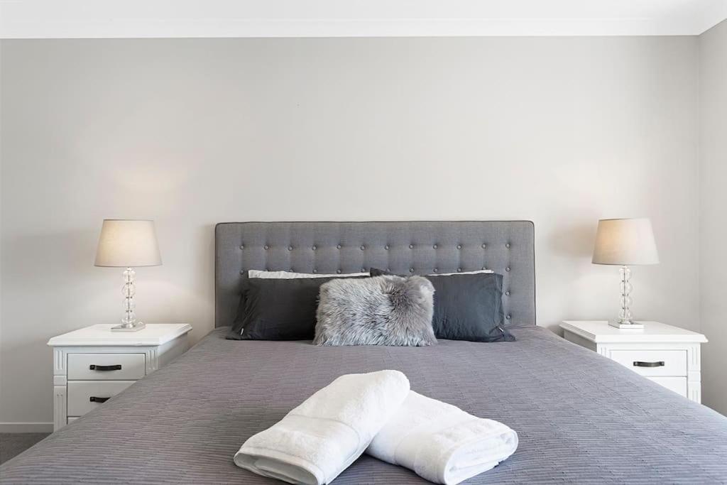 Легло или легла в стая в Private Luxury Home in Quiet Cowes Estate