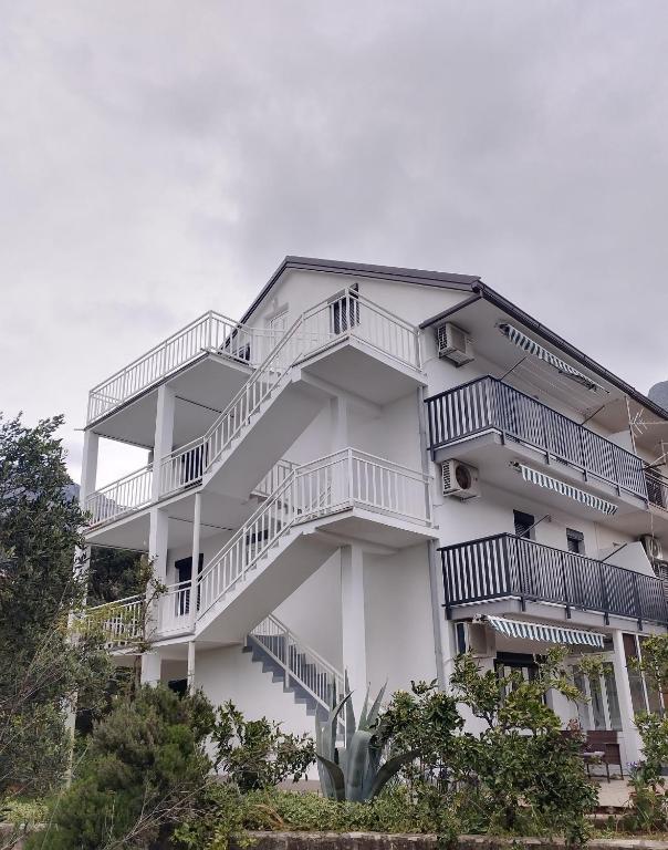 Fotografia z galérie ubytovania Apartments with a parking space Gradac, Makarska - 6881 v destinácii Gradac