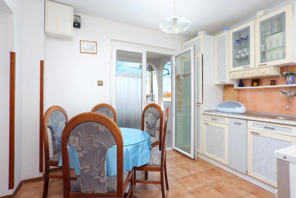 Kuchyňa alebo kuchynka v ubytovaní Apartments by the sea Orij, Omis - 7534
