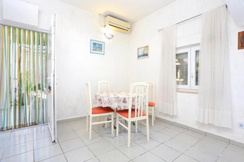 Fotografia z galérie ubytovania Apartments by the sea Orij, Omis - 7534 v Dugi Rat