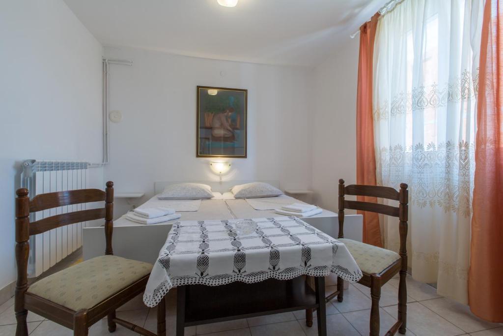 Postel nebo postele na pokoji v ubytování Apartments with parking spaces Tar, Porec - 6948