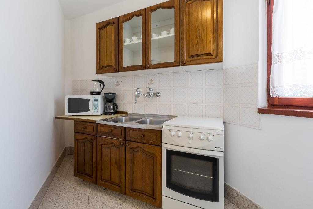 Kuchyň nebo kuchyňský kout v ubytování Apartments with parking spaces Tar, Porec - 6948