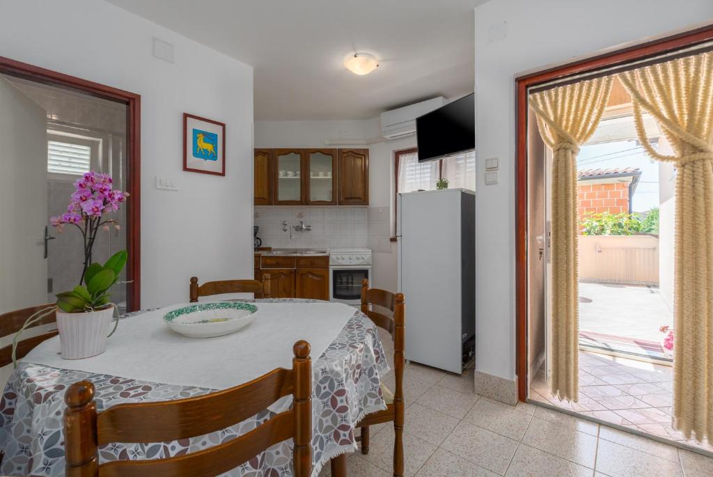 Kuchyň nebo kuchyňský kout v ubytování Apartments with parking spaces Tar, Porec - 6948