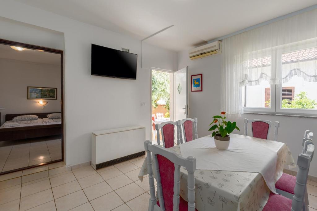 TV a/nebo společenská místnost v ubytování Apartments with parking spaces Tar, Porec - 6948