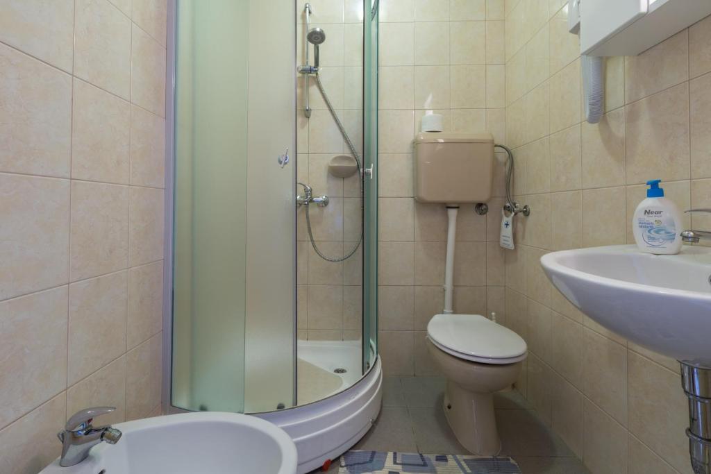 Koupelna v ubytování Apartments with parking spaces Tar, Porec - 6948