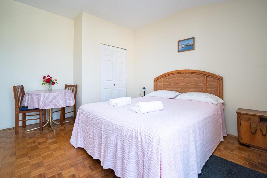 Postel nebo postele na pokoji v ubytování Apartments and rooms by the sea Mrljane, Pasman - 327
