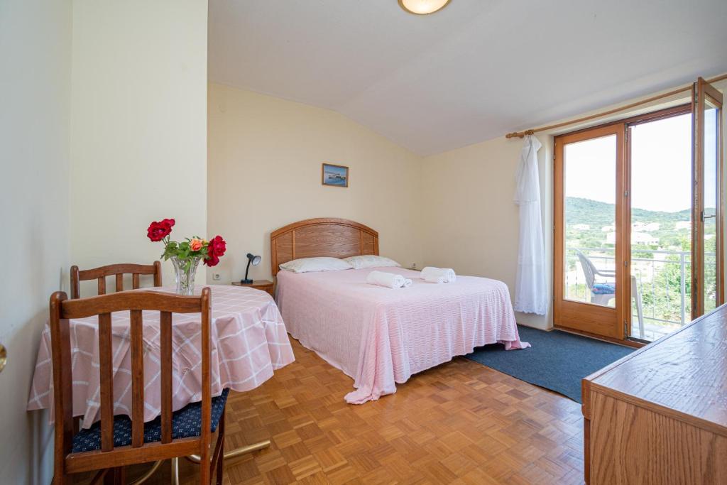 Postel nebo postele na pokoji v ubytování Apartments and rooms by the sea Mrljane, Pasman - 327
