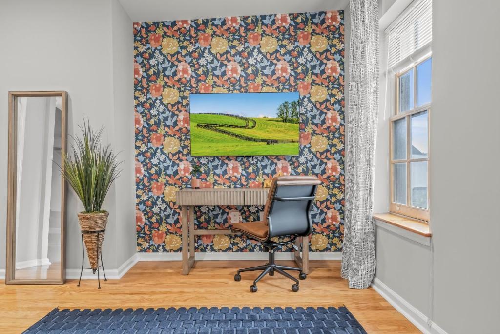an office with a chair and a desk in a room at Stay Rafa At 259 in Philadelphia