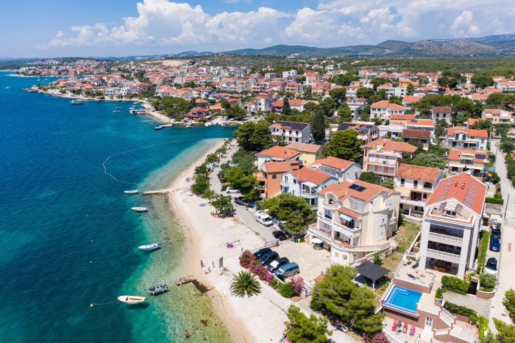 Family friendly seaside apartments Brodarica, Sibenik - 15270 - Housity