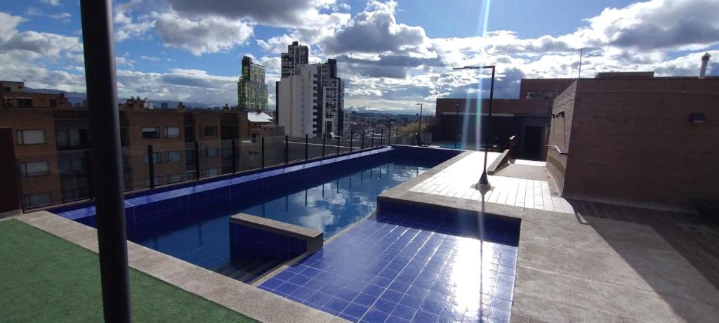 ein Pool auf dem Dach eines Gebäudes in der Unterkunft Moderno Loft en Chapinero in Bogotá