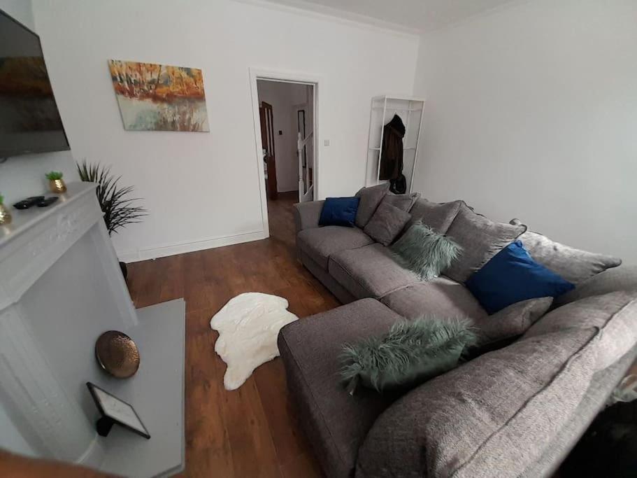 sala de estar con sofá y mesa en Fabulous Holiday Home - sleeps 6 en Bishop Auckland