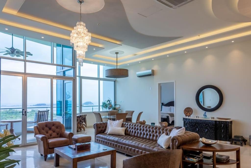 uma sala de estar com um sofá e uma lareira em 24o Penthouse Unique Design 2 Balconies Oceanview em ArraijÃ¡n