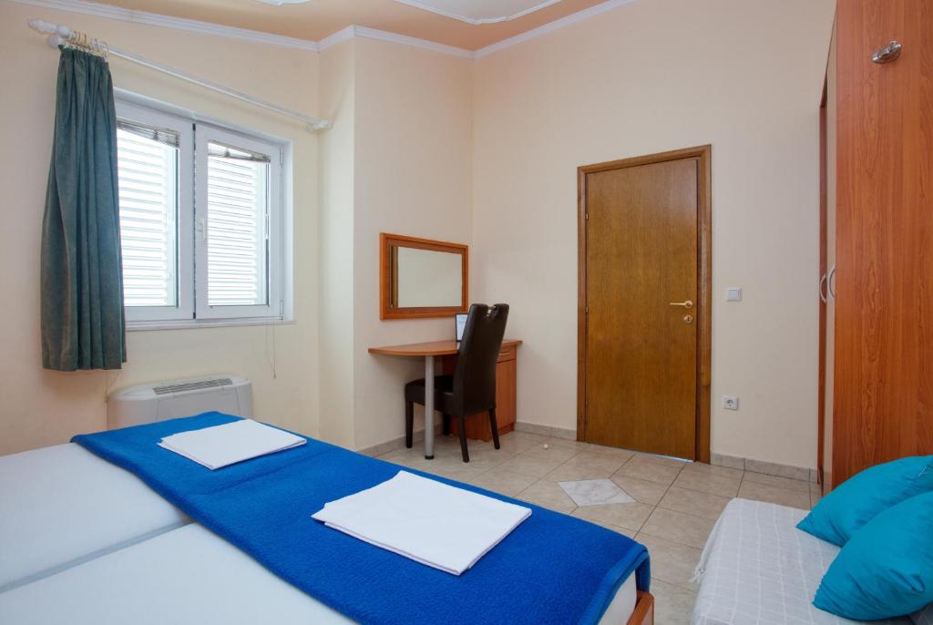 Family friendly seaside apartments Brodarica, Sibenik - 15270 - 一居室公寓，阳台和海景
