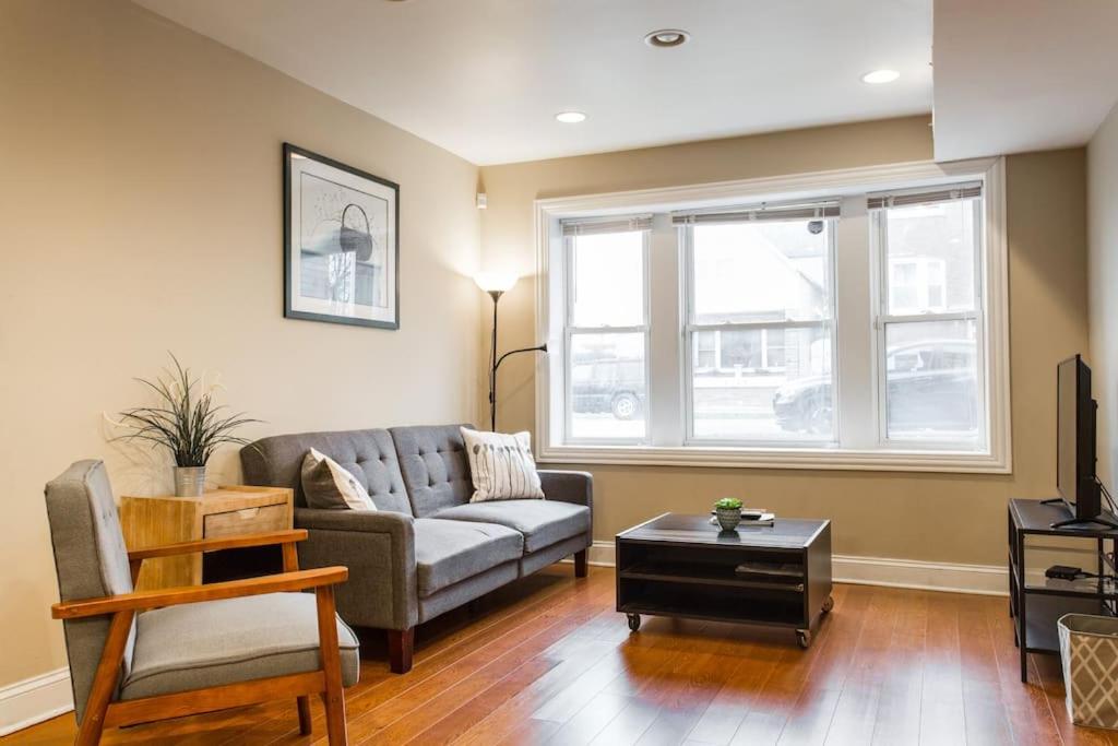 ONE ROOM in AN APT HAVEN في شيكاغو: غرفة معيشة مع أريكة وطاولة
