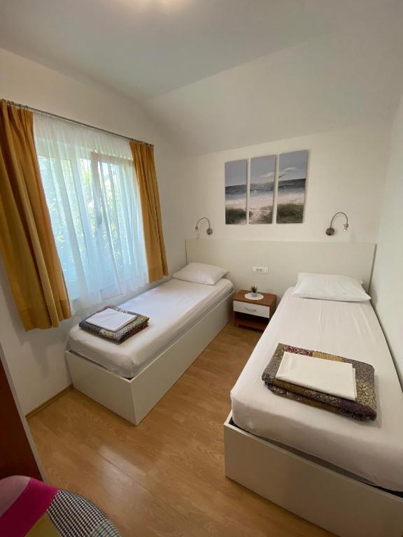 Postel nebo postele na pokoji v ubytování Family-friendly apartments with swimming pools Biograd na Moru, Biograd - 19356