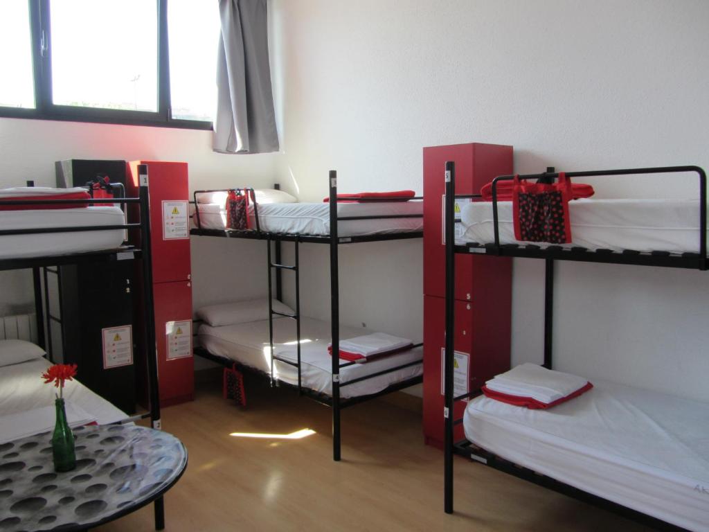 Postel nebo postele na pokoji v ubytování Bilbao Akelarre Hostel