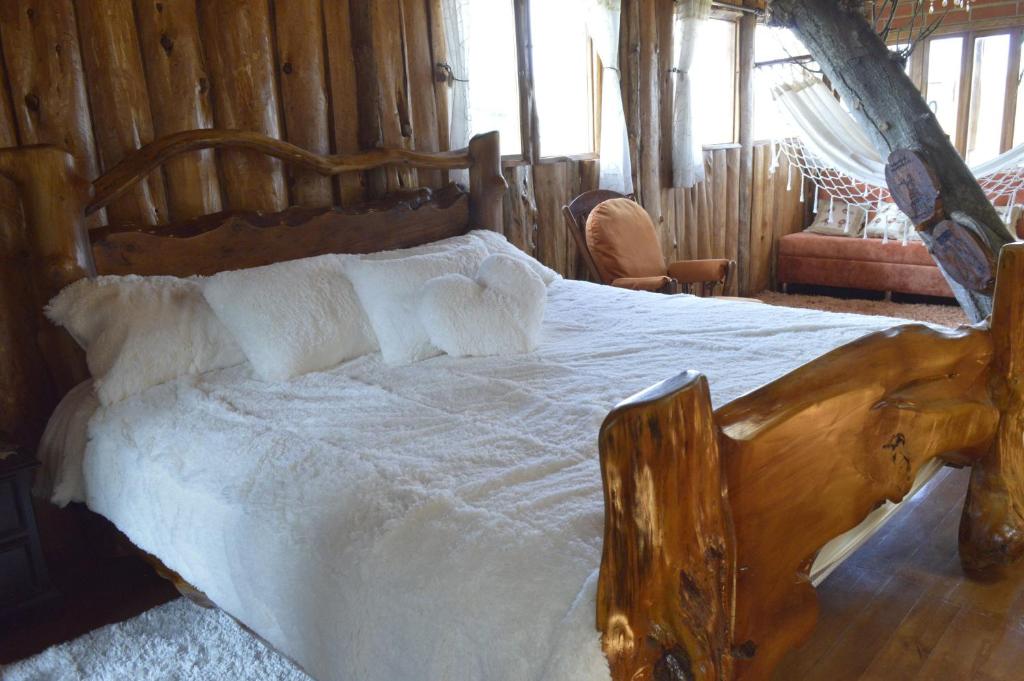 מיטה או מיטות בחדר ב-Treehouse Gastro Hotel