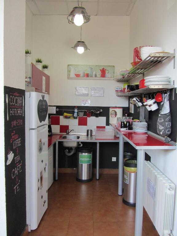 Kuchyň nebo kuchyňský kout v ubytování Bilbao Akelarre Hostel