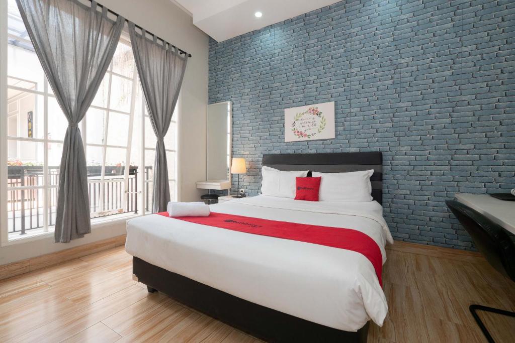Кровать или кровати в номере RedDoorz Premium near RS Pondok Indah La Maison