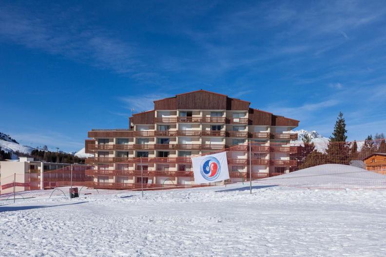 un gran edificio en la nieve con un cartel delante en Studio pied des pistes 4 personnes, en Les Deux Alpes