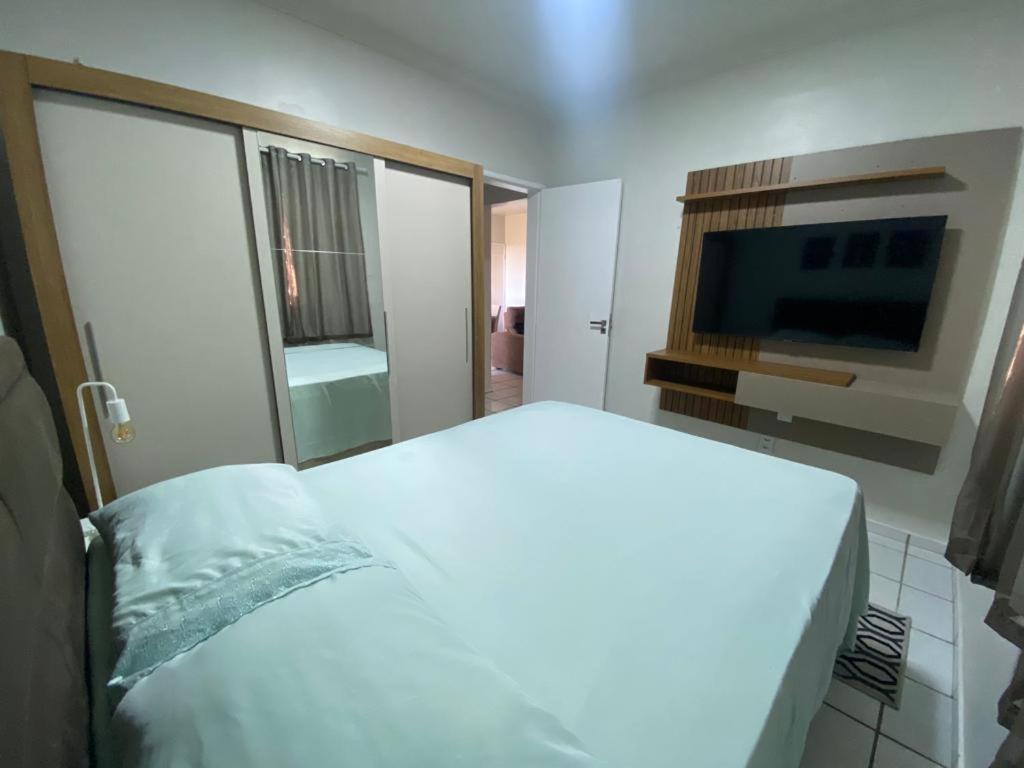 سرير أو أسرّة في غرفة في Apto refúgio 101 em São Luís/MA (inteiro)