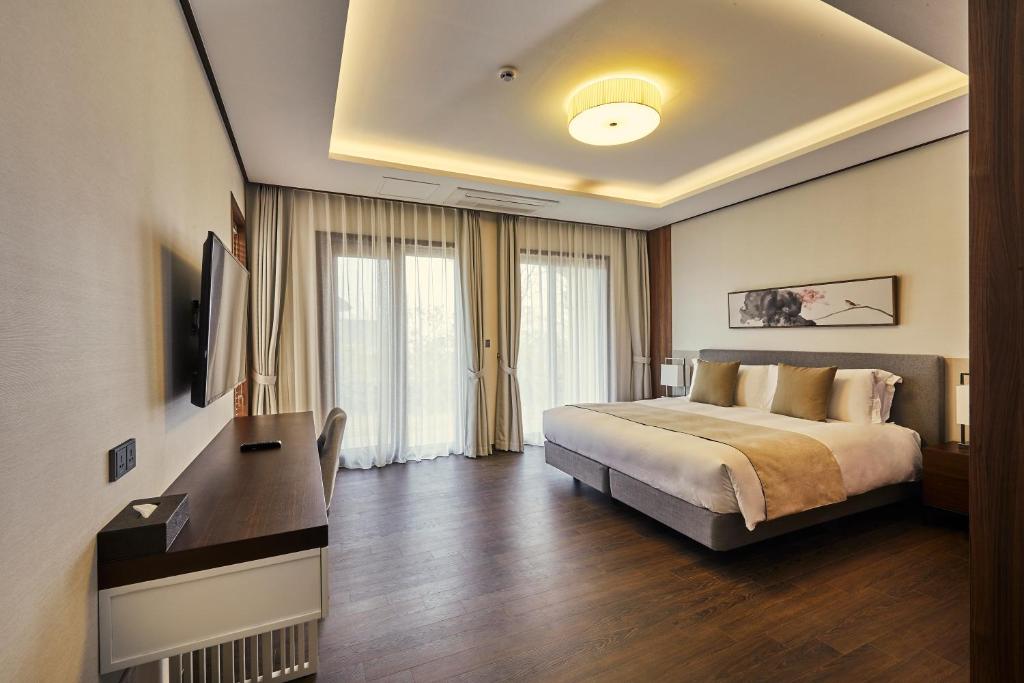 TV a/nebo společenská místnost v ubytování Camphortree Hotel and Resort