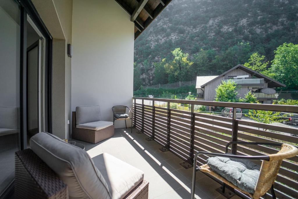 Habitación con balcón con vistas a la montaña. en Au bonheur du lac charmant appartement pour 4 personnes en Duingt