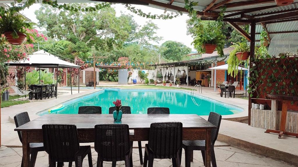 un tavolo con sedie di fronte alla piscina di Casa Bambú a Tarapoto