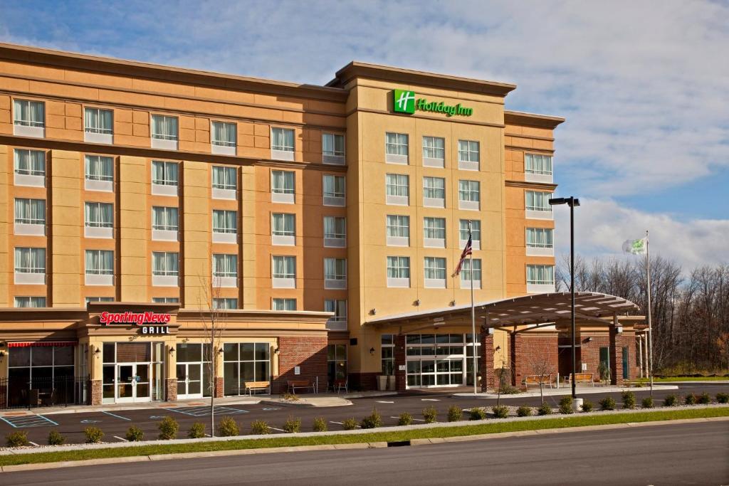 un gran edificio hotelero con un hotel en Holiday Inn Louisville Airport South, an IHG Hotel, en Louisville