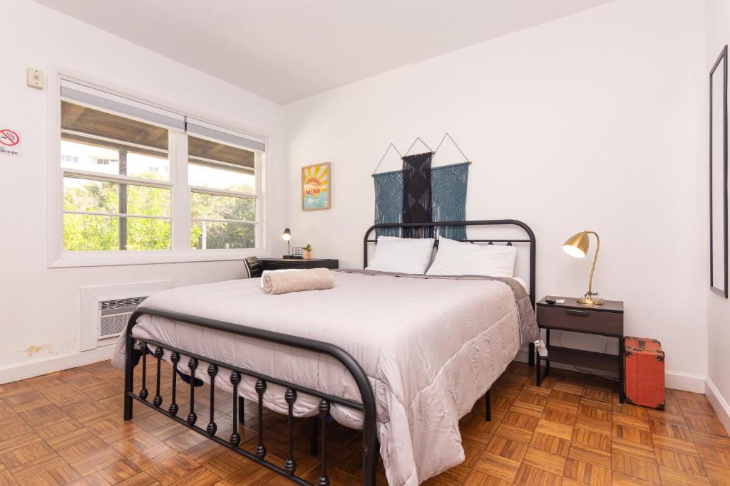 Un dormitorio con una cama grande y una ventana en Apartment Fort Lauderdale - 5 minutes walk to Las Olas Beach en Fort Lauderdale