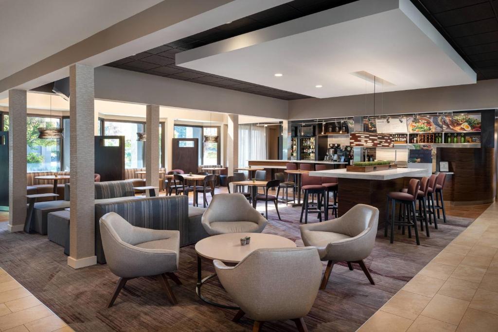 Lounge nebo bar v ubytování Courtyard Sacramento Rancho Cordova