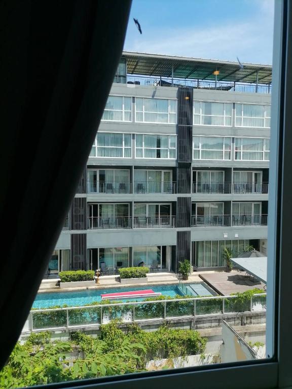 Bazén v ubytování NJ PATONG HOTEL nebo v jeho okolí