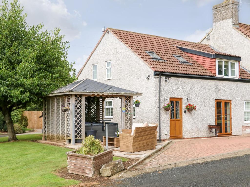 uma casa branca com um gazebo em The Barn em Northallerton